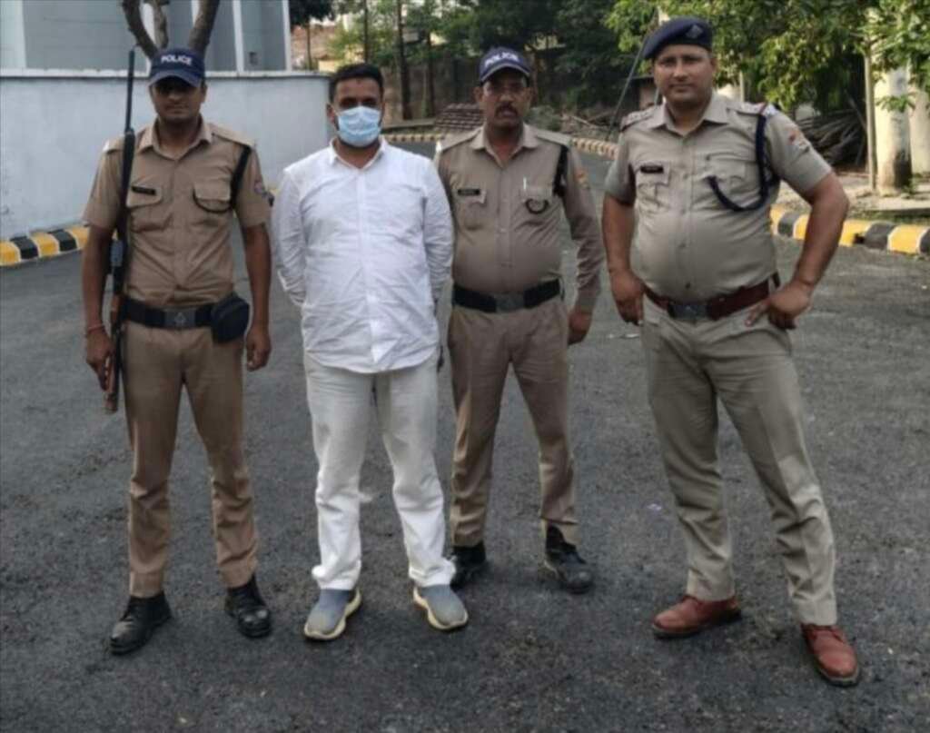 हल्द्वानी में करोड़ों की जमीन और वित्तीय धोखाधड़ी मामले में गिरफ्तार आरोपी धनंजय गिरी।