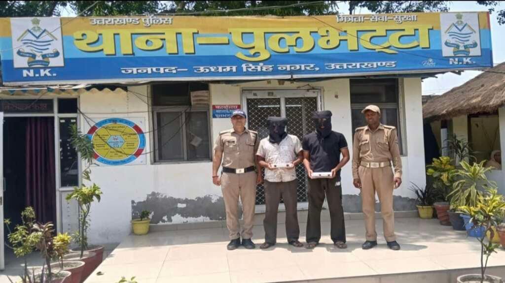 उधम सिंह नगर में आईपीएल ऑनलाइन सट्टा मामले में गिरफ्तार आरोपी और पुलिस द्वारा बरामद आईफोन व 40 हजार रुपये नकद।