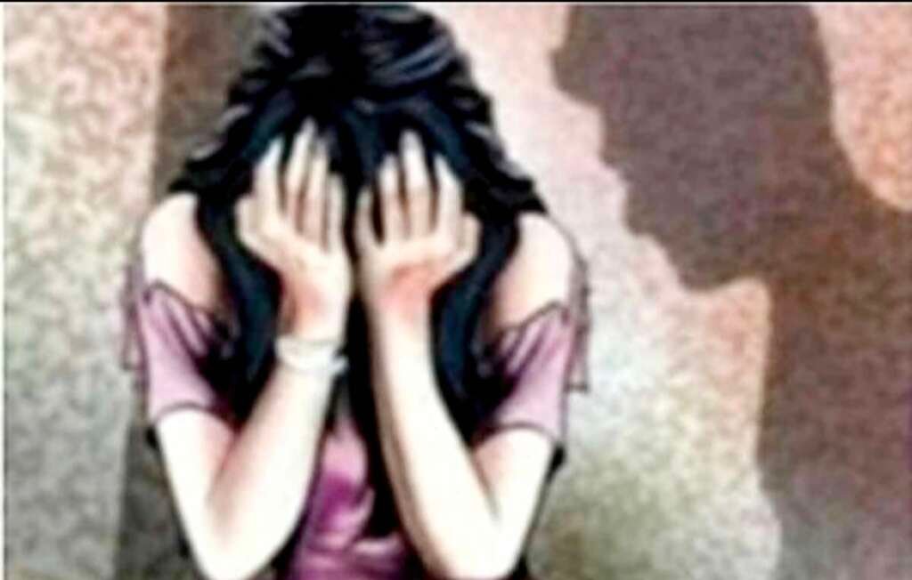 अस्पताल से जुड़ी घटना को दर्शाती महिला की प्रतीकात्मक तस्वीर।