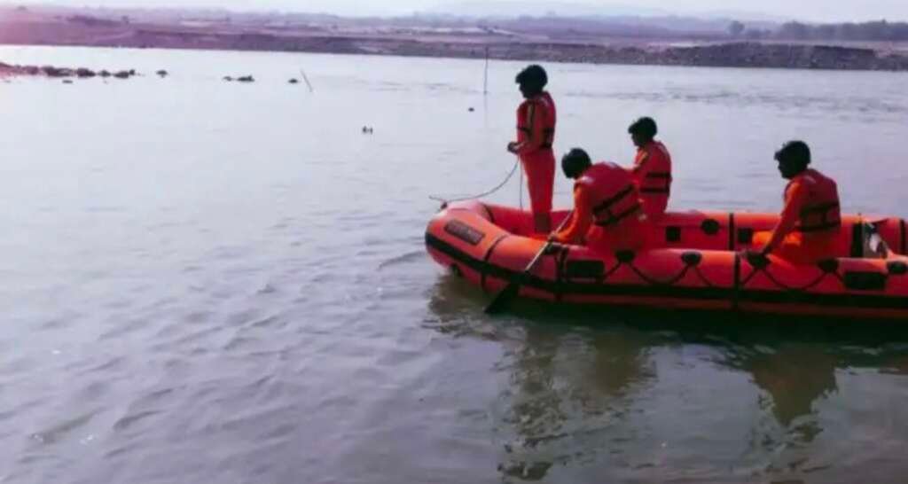 हरिद्वार के चित्रकूट घाट पर गंगा में हुए हादसे के बाद राहत एवं बचाव कार्य करती एनडीआरएफ और शोकाकुल परिजन।