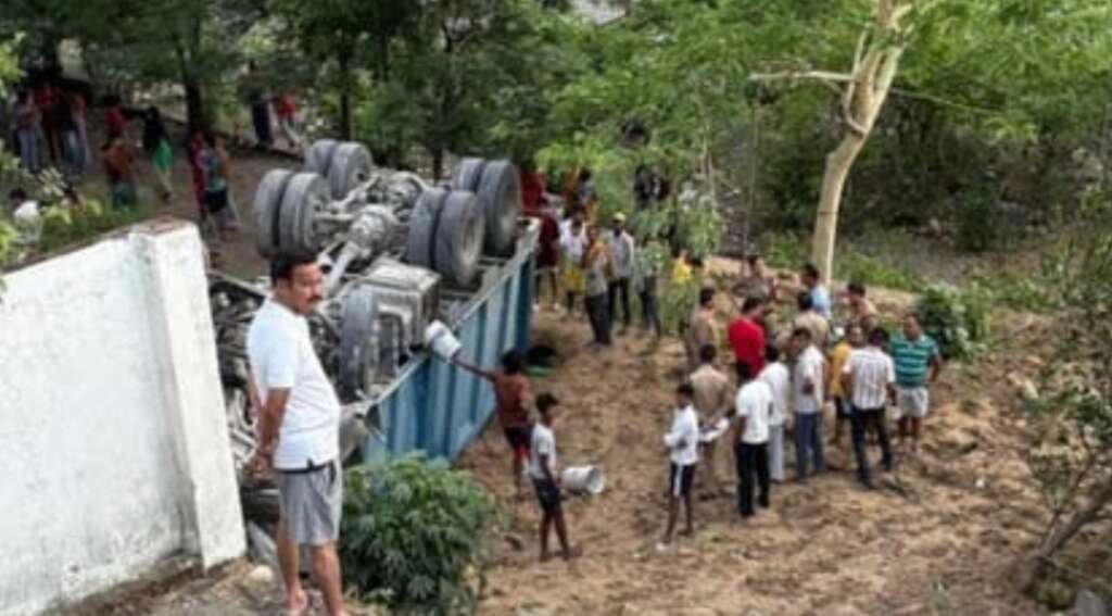 ऋषिकेश में सड़क से नीचे गिरे ट्रक के पास रेस्क्यू अभियान चलाती SDRF और पुलिस टीम।