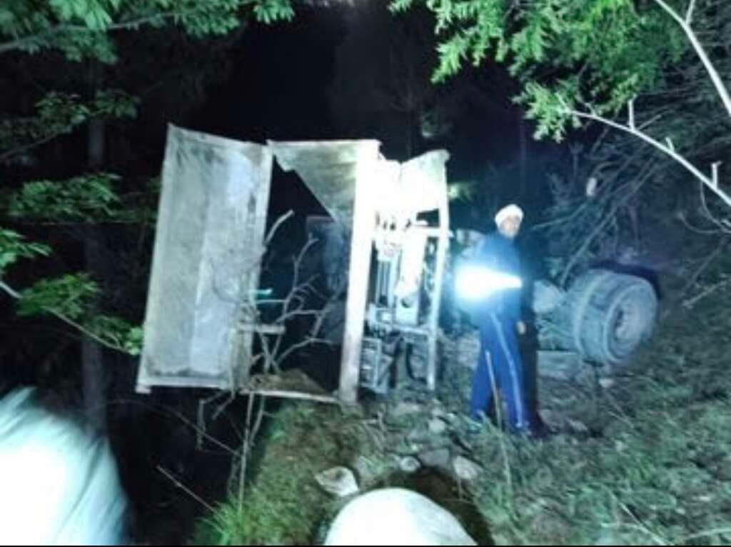 महरौली क्षेत्र में दुर्घटनाग्रस्त डंपर खाई में गिरा हुआ दिखाई दे रहा है, मौके पर राहत एवं बचाव कार्य जारी।