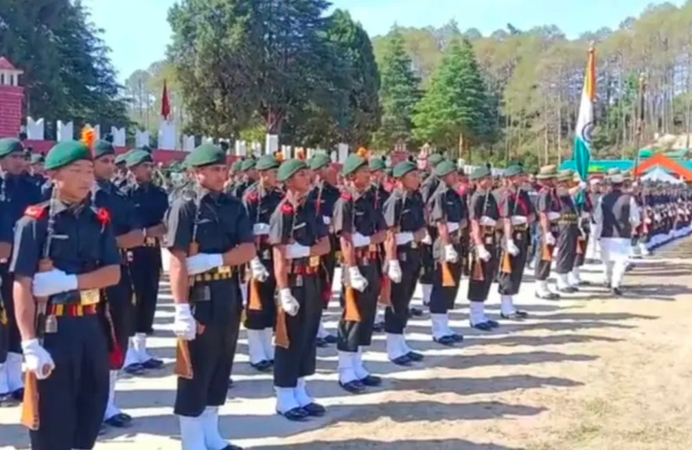 सोमनाथ मैदान में पासिंग आउट परेड के दौरान मार्च पास्ट करते अग्निवीर और परेड का निरीक्षण करते सैन्य अधिकारी।
