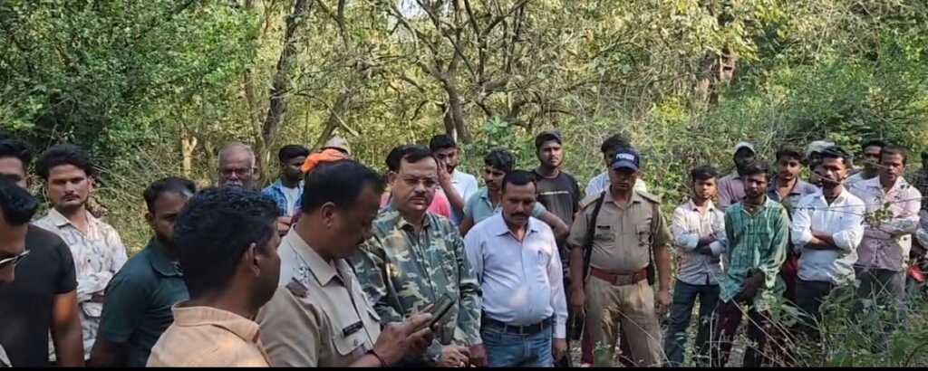 लालकुआं के टांडा जंगल में हाथी हमले के बाद मौके पर मौजूद पुलिस और वन विभाग के अधिकारी