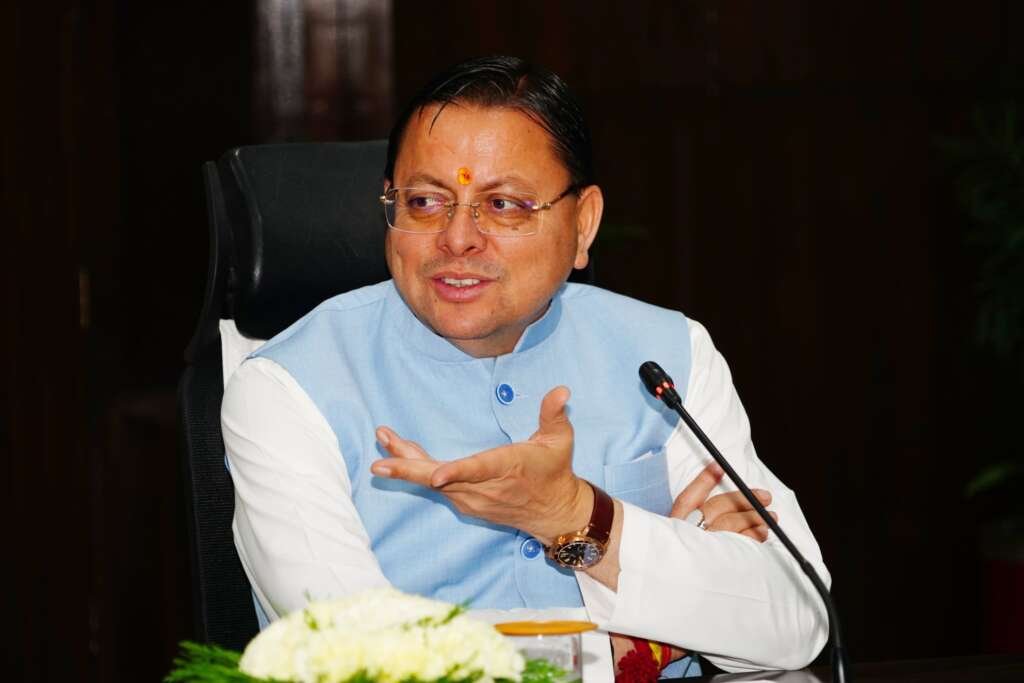 सचिवालय में मुख्यमंत्री घोषणाओं की समीक्षा बैठक करते मुख्यमंत्री पुष्कर सिंह धामी