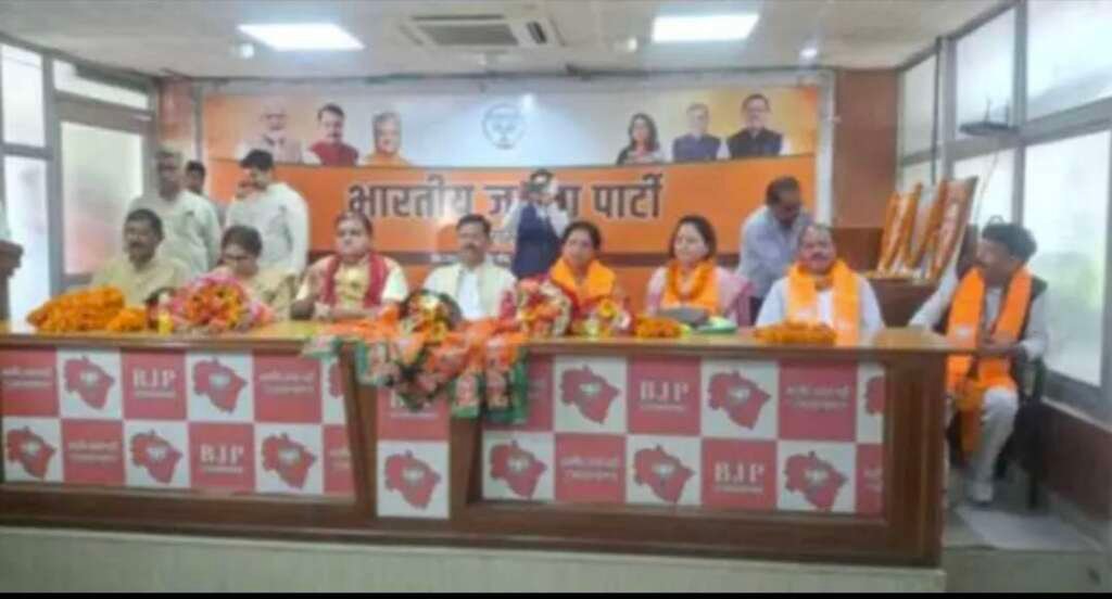 देहरादून भाजपा कार्यालय में प्रदेश अध्यक्ष महेंद्र भट्ट की मौजूदगी में भाजपा जॉइन करते कांग्रेस नेता।