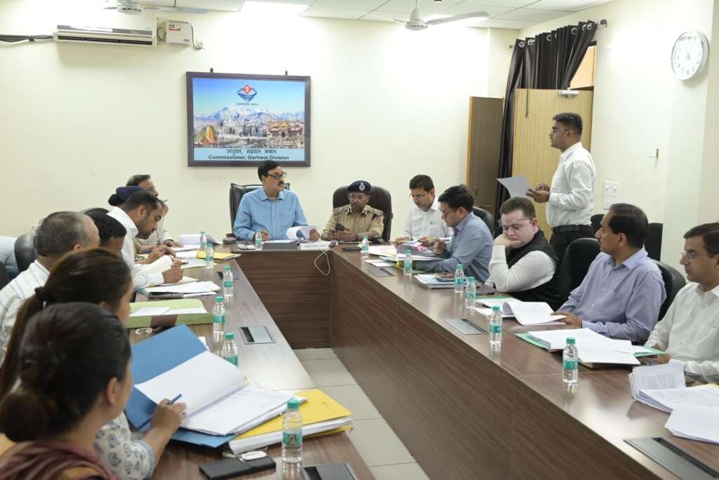 देहरादून में लैंड फ्रॉड समन्वय समिति की बैठक की अध्यक्षता करते गढ़वाल आयुक्त विनय शंकर पांडेय।