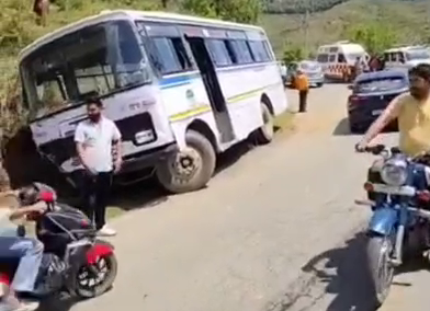 सड़क पर खड़ी दुर्घटनाग्रस्त रोडवेज बस।