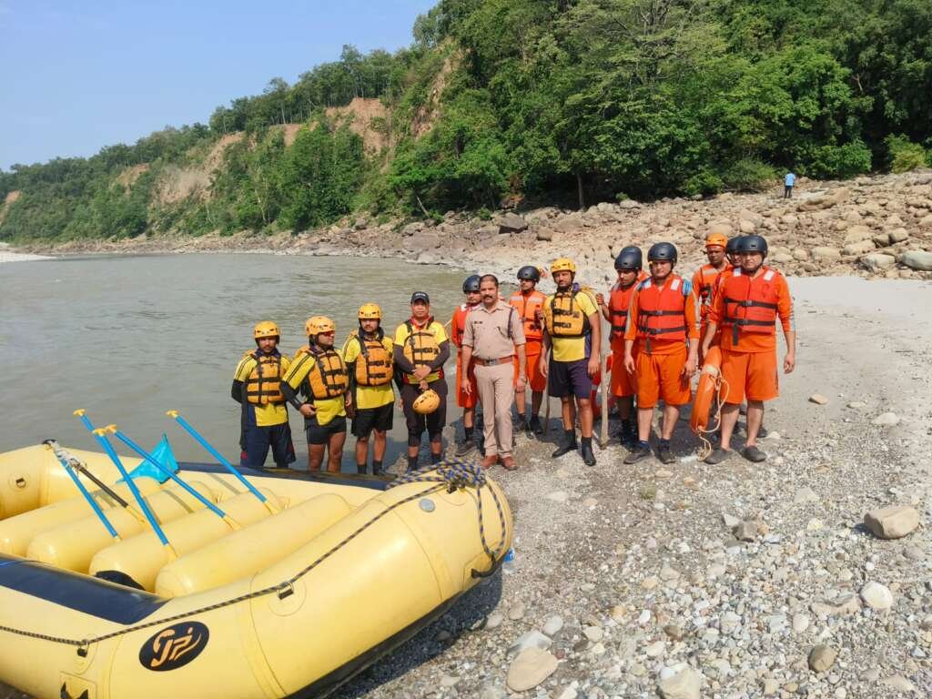 शारदा नदी किनारे सर्च अभियान चलाती टीम