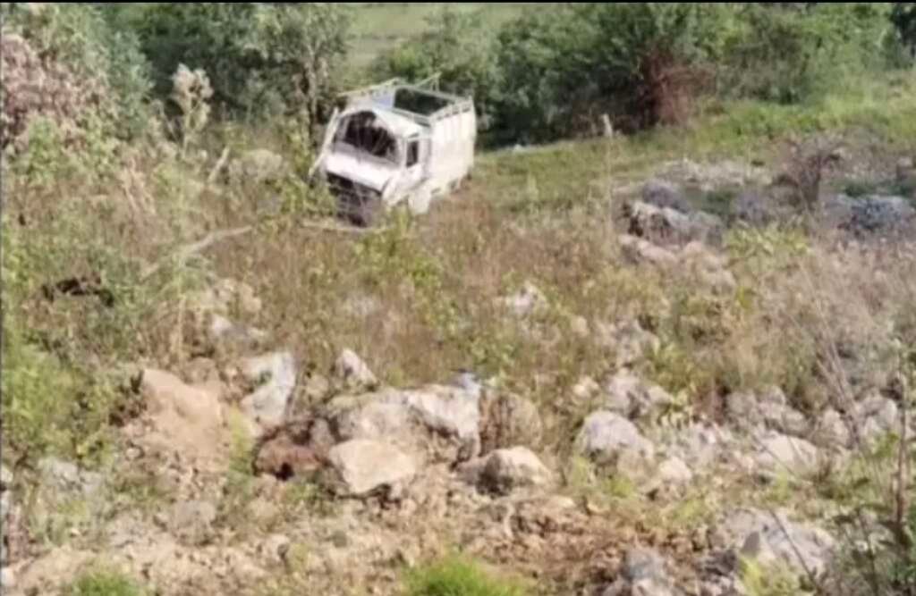 बागेश्वर में 20 मीटर गहरी खाई में गिरी पिकअप