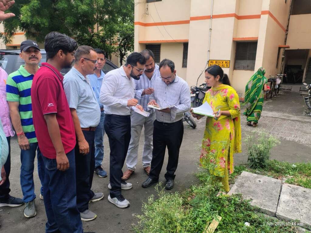 प्रशासनिक अधिकारी और कर्मचारी क्षेत्र में घर-घर जाकर राशन कार्डधारकों के दस्तावेजों और पात्रता का सत्यापन करते हुए।