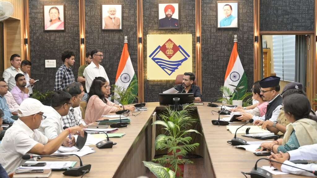 देहरादून में समाधान दिवस के दौरान जिलाधिकारी द्वारा जनता की 132 शिकायतों की सुनवाई और विभागीय अधिकारियों को निर्देश दिए जाने का दृश्य।