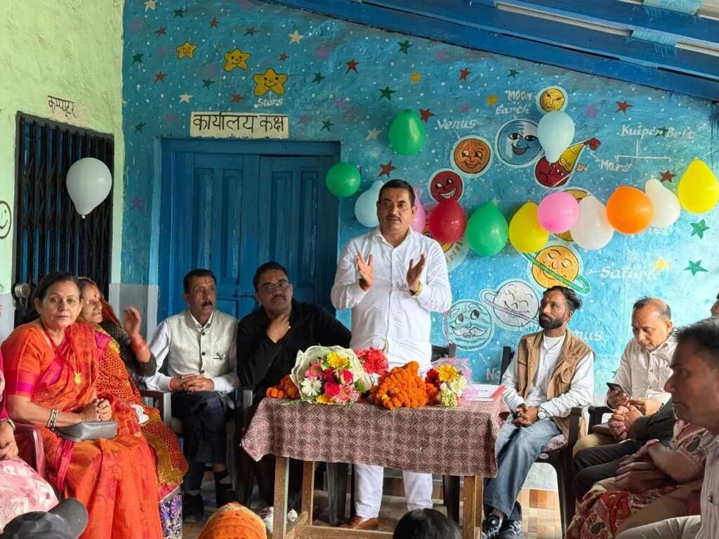 नैनीताल में विश्व दुग्ध दिवस पर आयोजित कार्यक्रम में 701वीं महिला दुग्ध समिति के शुभारंभ के दौरान मुकेश बोरा द्वारा दुग्ध उत्पादकों को बोनस और किट वितरित करते हुए दृश्य।