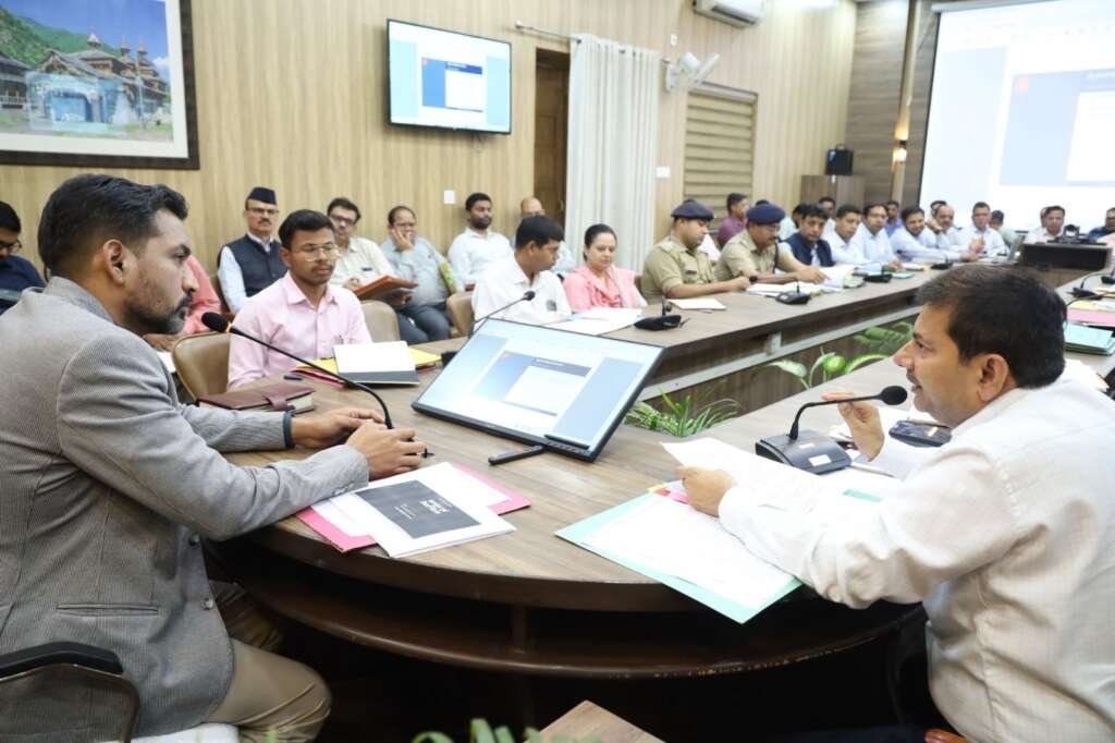 देहरादून में आयोजित आपदा प्रबंधन समीक्षा बैठक में जिलाधिकारी और विभिन्न विभागों के अधिकारी मौजूद हैं, डीएम सभी को मानसून से पहले तैयारियों को मजबूत करने के निर्देश दे रहे हैं।