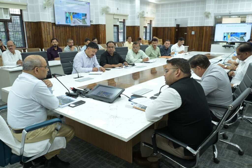 गढ़वाल आयुक्त आनंद स्वरूप जिला कार्यालय सभागार में अधिकारियों के साथ केदारनाथ यात्रा और आपदा प्रबंधन तैयारियों की समीक्षा बैठक करते हुए।