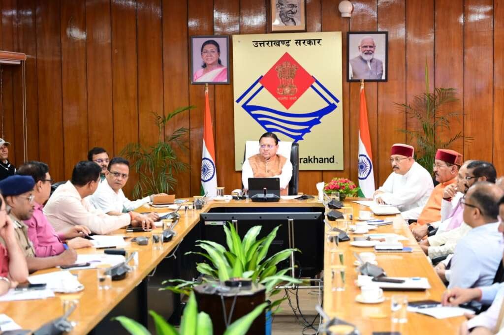 चारधाम यात्रा समीक्षा बैठक की अध्यक्षता करते मुख्यमंत्री पुष्कर सिंह धामी।