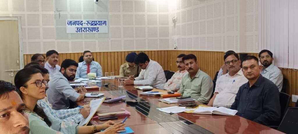 आपदा प्रबंधन बैठक में जिलाधिकारी व अधिकारी उपस्थित।