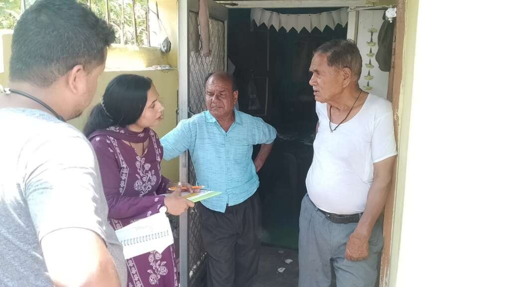 राशन कार्ड सत्यापन अभियान के तहत लालकुआं-बिंदुखत्ता क्षेत्र में प्रशासनिक टीम द्वारा घर-घर जाकर लाभार्थियों के दस्तावेजों की जांच का दृश्य।