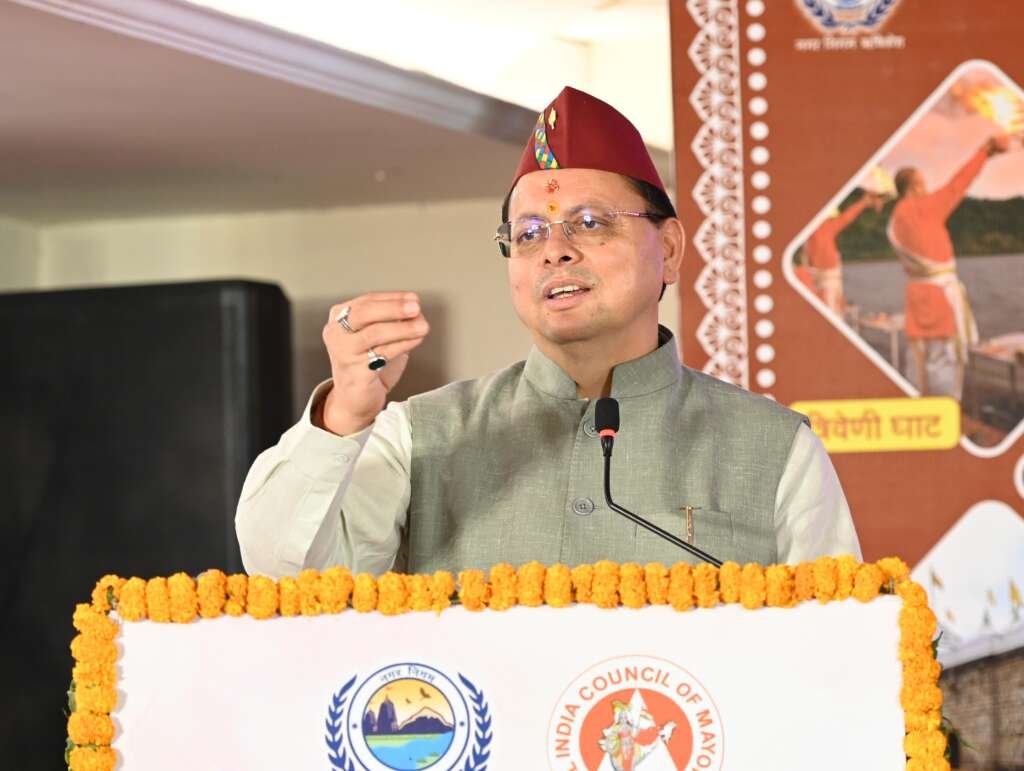 मुख्यमंत्री धामी ऋषिकेश में महापौर परिषद बैठक को संबोधित करते हुए।