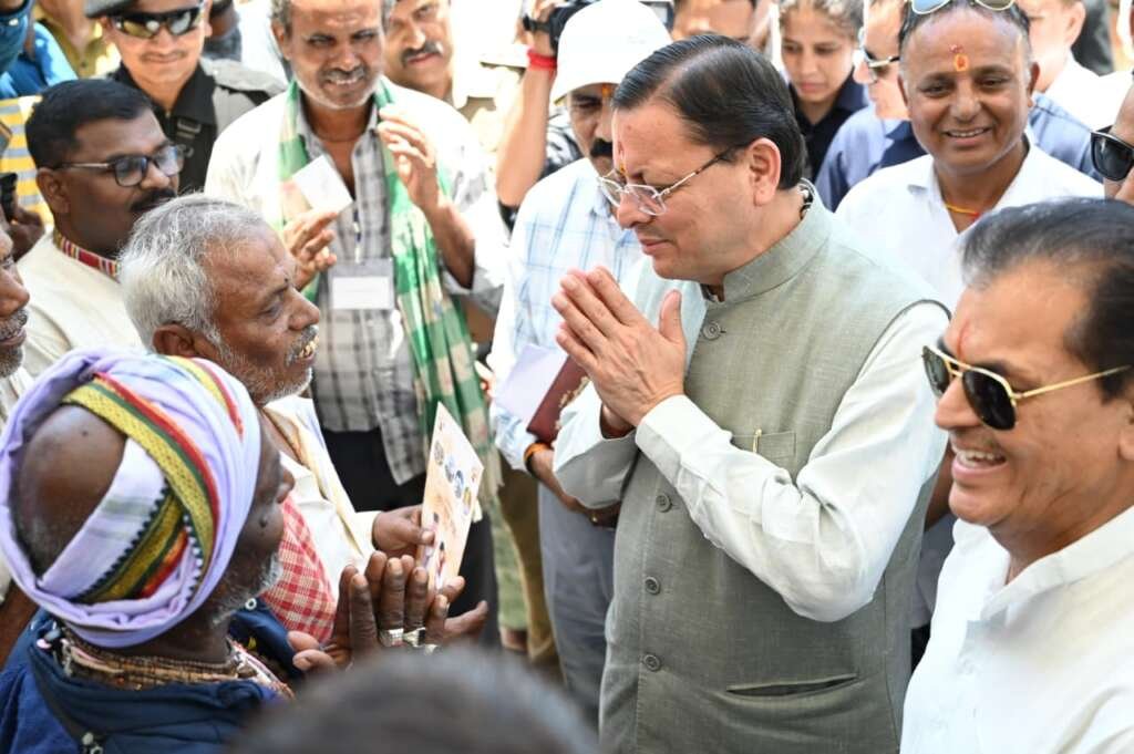 मुख्यमंत्री धामी ट्रांजिट कैंप में श्रद्धालुओं से बातचीत और निरीक्षण करते हुए।