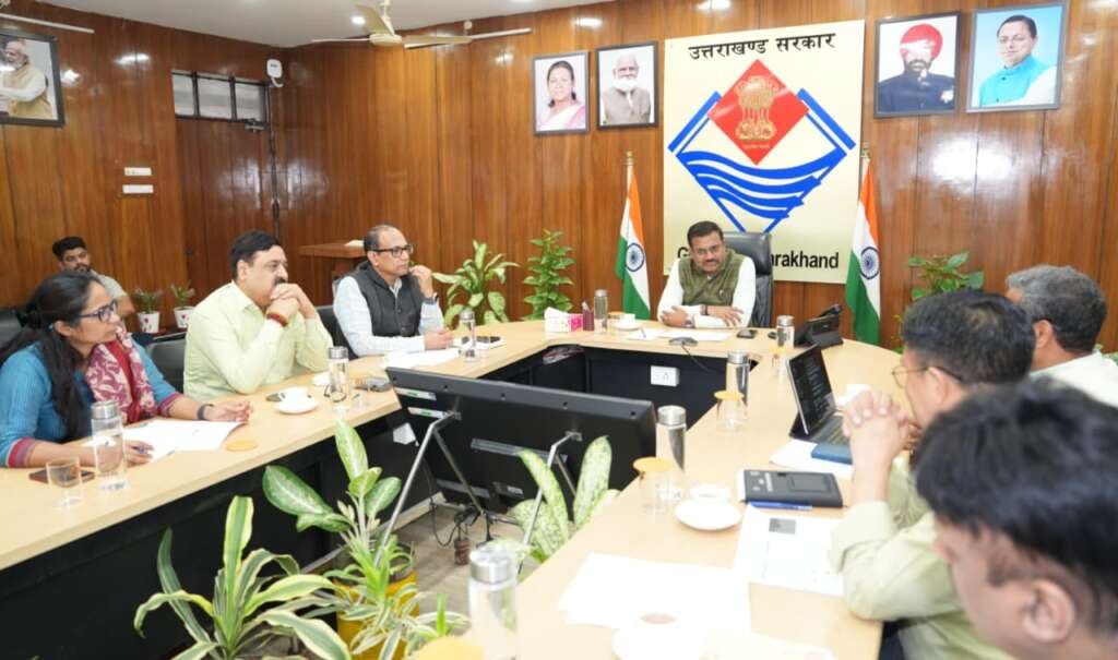 सचिवालय में बैठक के दौरान मुख्य सचिव अधिकारियों के साथ चर्चा करते हुए।