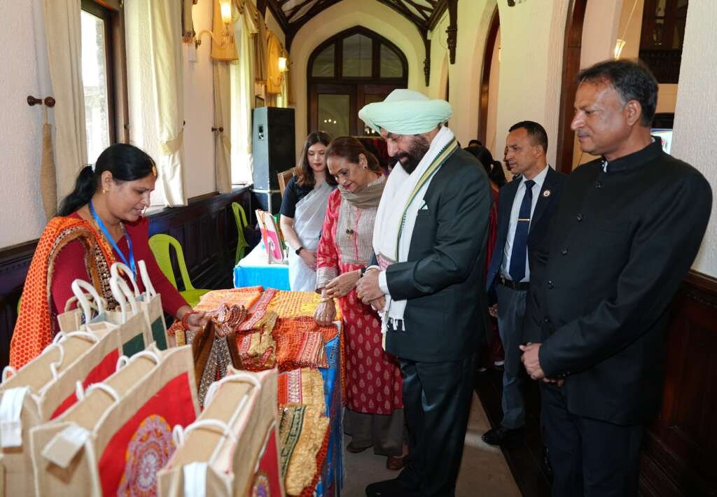 राज्यपाल लेफ्टिनेंट जनरल गुरमीत सिंह नैनीताल में महिला स्वयं सहायता समूहों के स्टॉलों का निरीक्षण करते हुए, महिला उद्यमियों से संवाद करते नजर आ रहे हैं