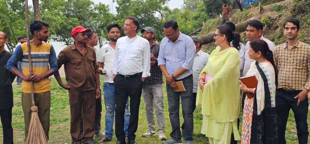 भीमताल में विश्व पर्यावरण दिवस पर प्रस्तावित मुख्यमंत्री कार्यक्रम स्थल का निरीक्षण करते मुख्य विकास अधिकारी और संबंधित अधिकारी।