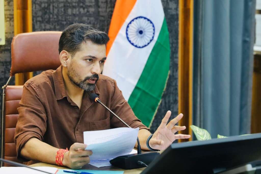 देहरादून में चारधाम यात्रा की तैयारियों को लेकर समीक्षा बैठक में डीएम द्वारा अधिकारियों को सुरक्षा और व्यवस्थाओं पर सख्त निर्देश दिए जाते हुए।