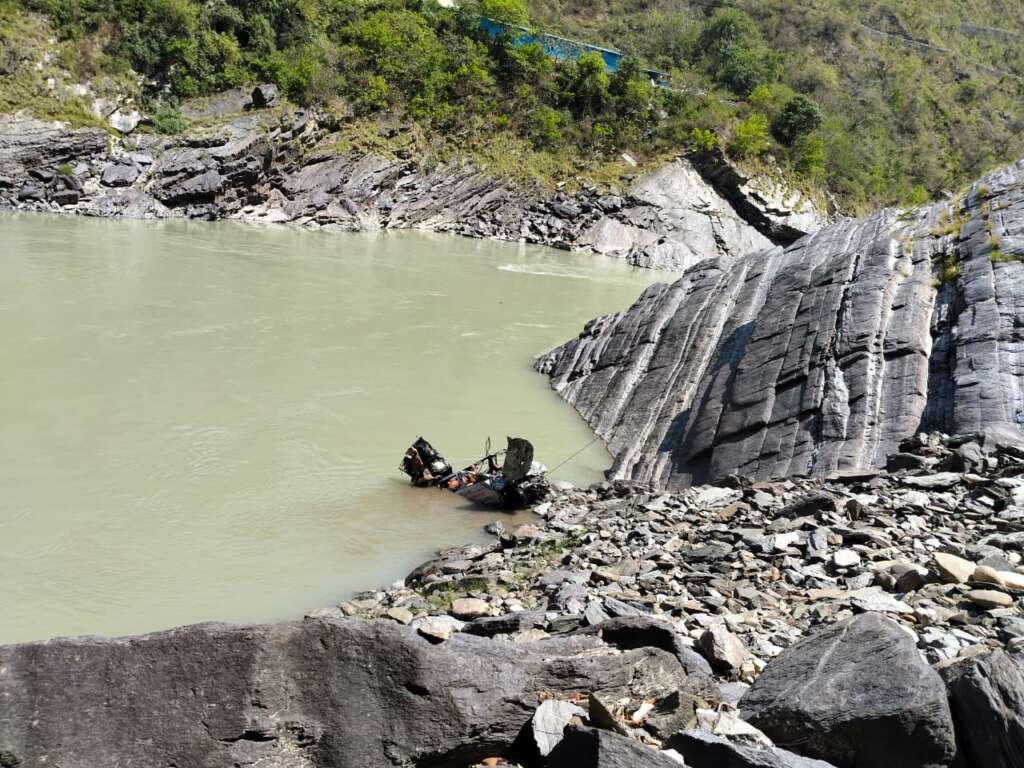 टीम गंगा नदी में डीप डाइविंग कर सर्च करती हुई।