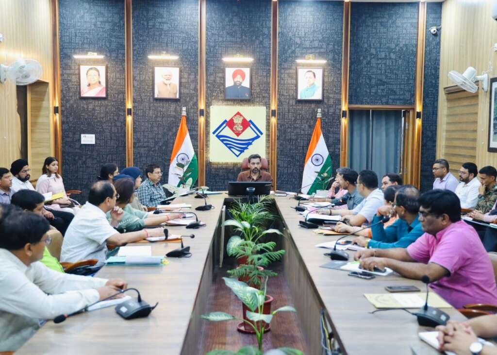 देहरादून में राष्ट्रपति दौरे की तैयारियों को लेकर डीएम की उच्चस्तरीय समीक्षा बैठक का दृश्य