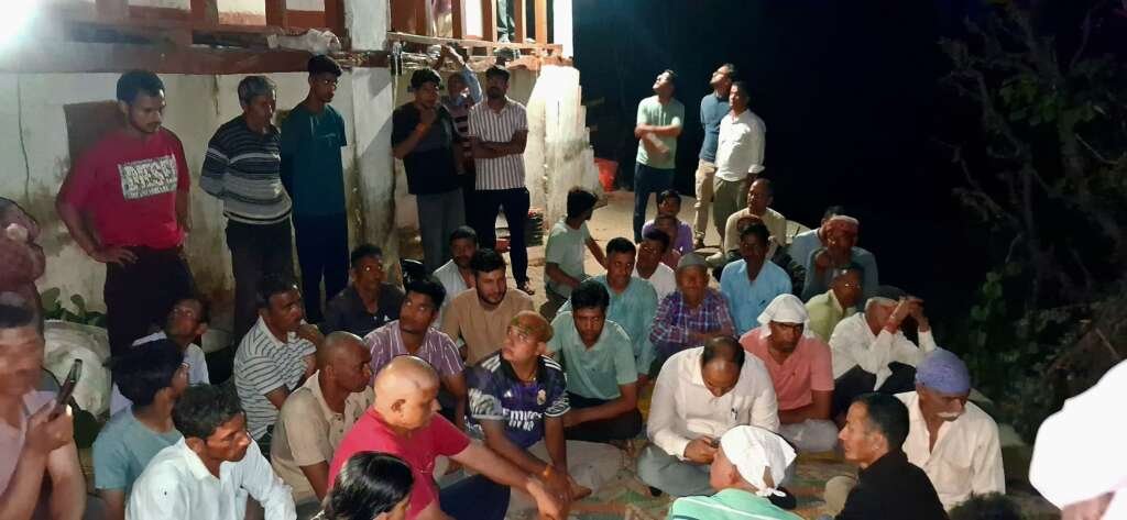 डीएम शोक संतप्त परिवार से मिलते हुए।