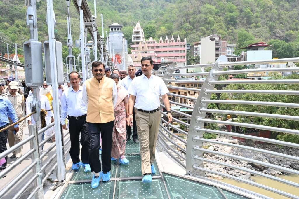 निरीक्षण के दौरान मुख्य सचिव आनंद बर्धन।