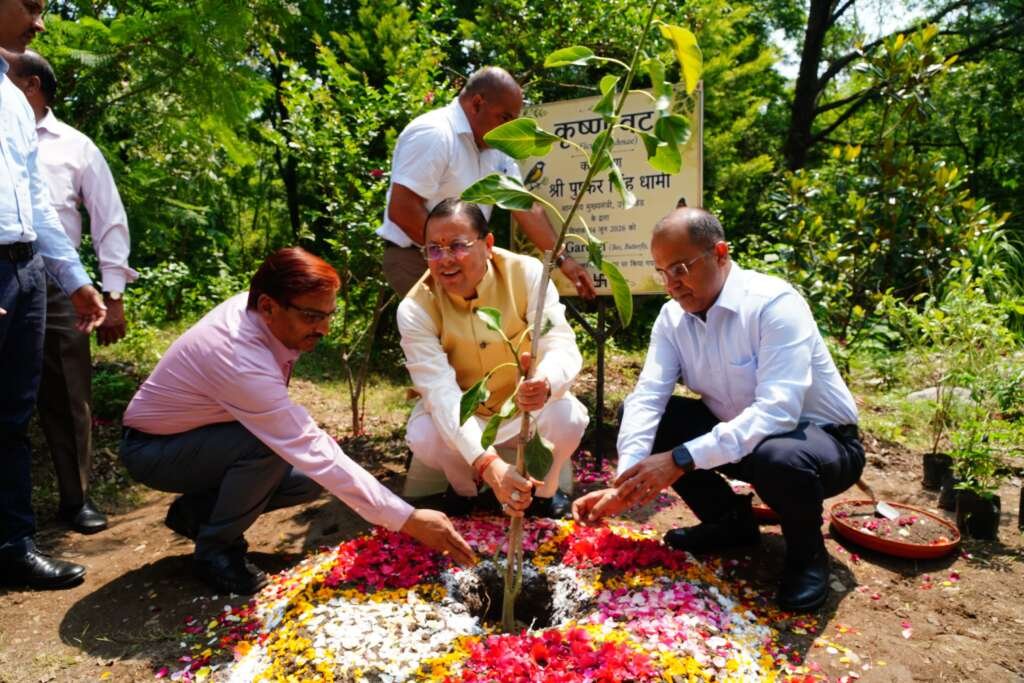 मुख्यमंत्री धामी 3-बी गार्डन के शुभारम्भ पर पौधारोपण करते हुए।