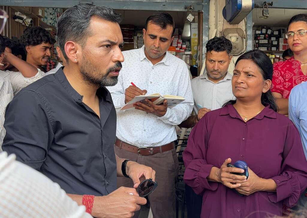 जिलाधिकारी डॉ. आशीष चौहान देहरादून में यूपीसीएल के अंडरग्राउंड केबल बिछाने के कार्य का निरीक्षण करते हुए, अधिकारियों के साथ मौके पर चर्चा करते हुए।