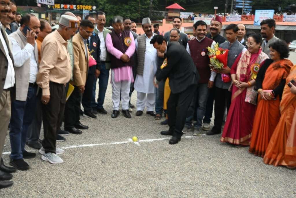 नैनीताल डीएसए मैदान में हॉकी प्रतियोगिता के उद्घाटन अवसर पर कुमाऊं आयुक्त दीपक रावत।