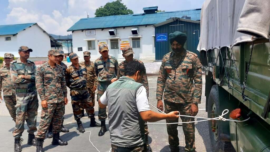आर्मी जवानों को आपदा प्रबंधन प्रशिक्षण देते हुए प्रशिक्षक।
