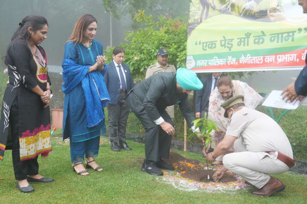लोक भवन नैनीताल में पौधा लगाते राज्यपाल गुरमीत सिंह।