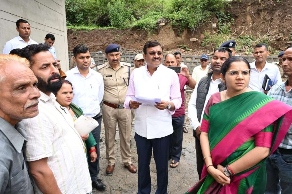 स्वरोजगार परियोजनाओं का जायजा लेते मुख्य सचिव आनंद बर्द्धन।