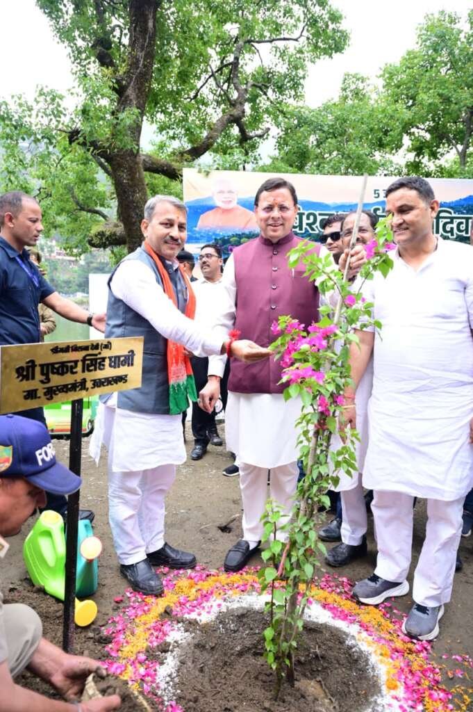 भीमताल में पौधारोपण करते मुख्यमंत्री पुष्कर सिंह धामी।