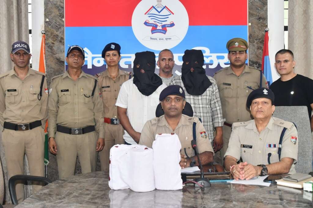 नैनीताल पुलिस और एसओजी टीम के साथ गिरफ्तार दोनों तस्कर, जिनके कब्जे से 618 ग्राम स्मैक बरामद की गई।