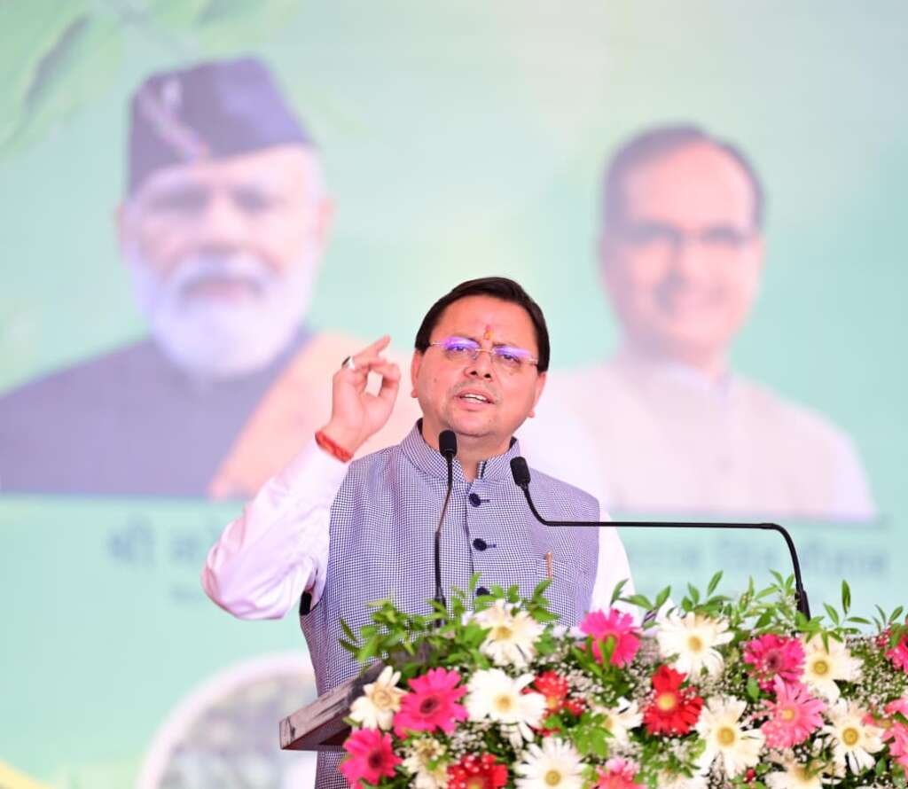 अल्मोड़ा में आयोजित खेत बचाओ अभियान कार्यक्रम में मुख्यमंत्री पुष्कर सिंह धामी।