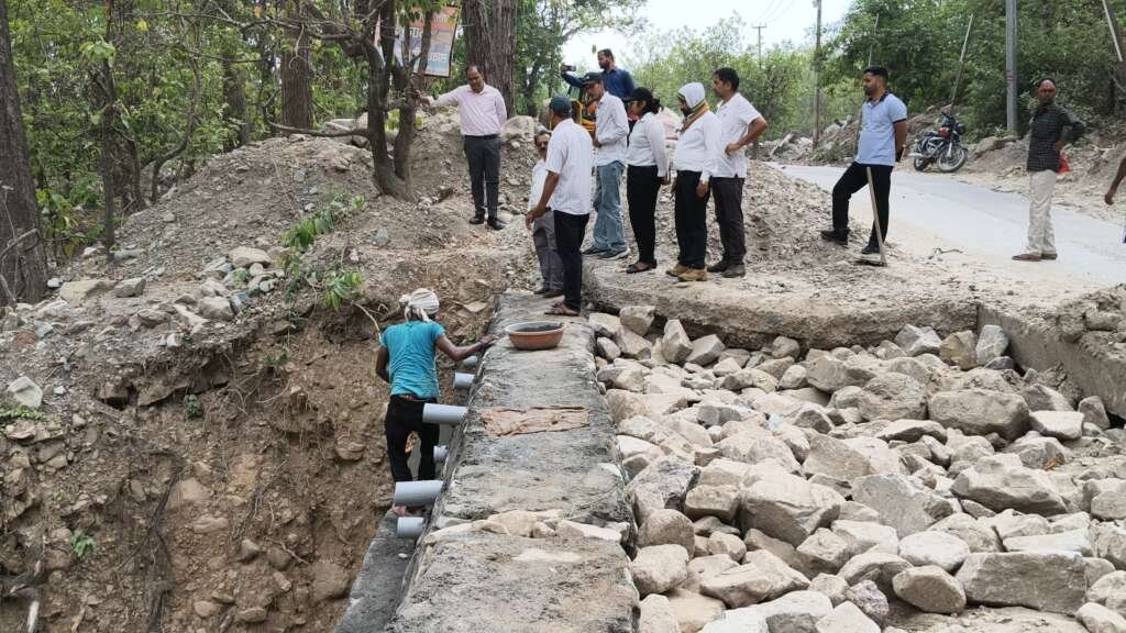 चम्पावत के विभिन्न क्षेत्रों में विकास और बाढ़ सुरक्षा कार्यों का स्थलीय निरीक्षण करते डीएम मनीष कुमार।