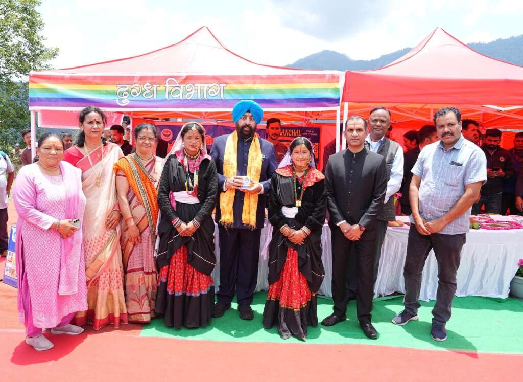 मुनस्यारी दौरे के दौरान महिला समूहों से मुलाकात करते राज्यपाल गुरमीत सिंह।