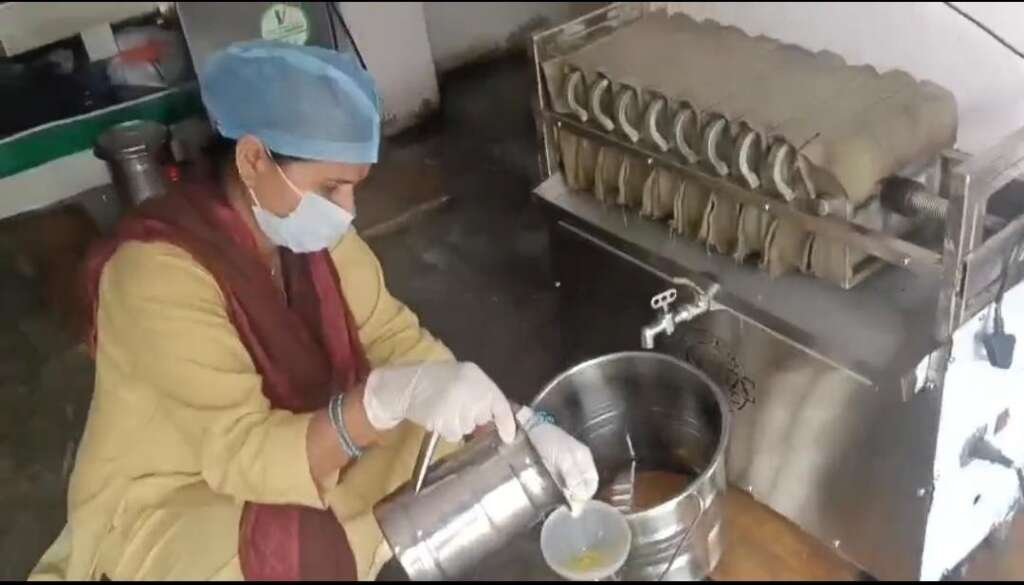 महिलाएं सरसों तेल यूनिट में उत्पादन और पैकेजिंग का कार्य करते हुए।