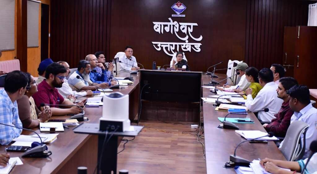 कलेक्ट्रेट सभागार में मानसून तैयारियों की समीक्षा बैठक के दौरान अधिकारियों के साथ जिलाधिकारी अपूर्वा पाण्डे।