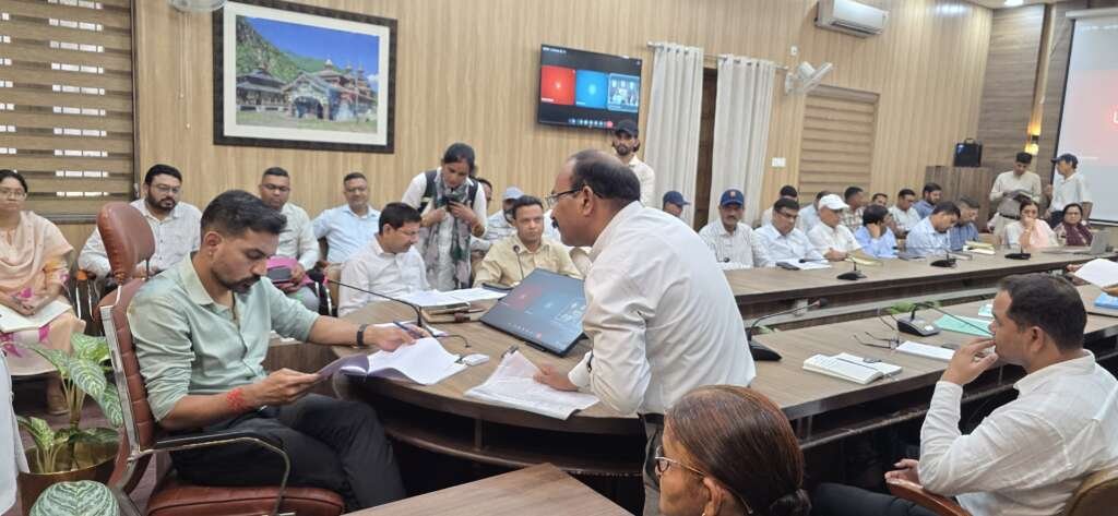 समाधान दिवस में मौजूद डीएम डॉ. आशीष चौहान।