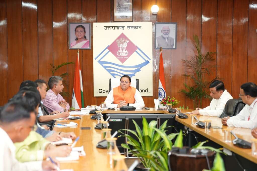 मुख्यमंत्री पुष्कर सिंह धामी देहरादून सचिवालय में ‘मेरी योजना’ पुस्तक के ऑडियो संस्करण का अनावरण करते हुए