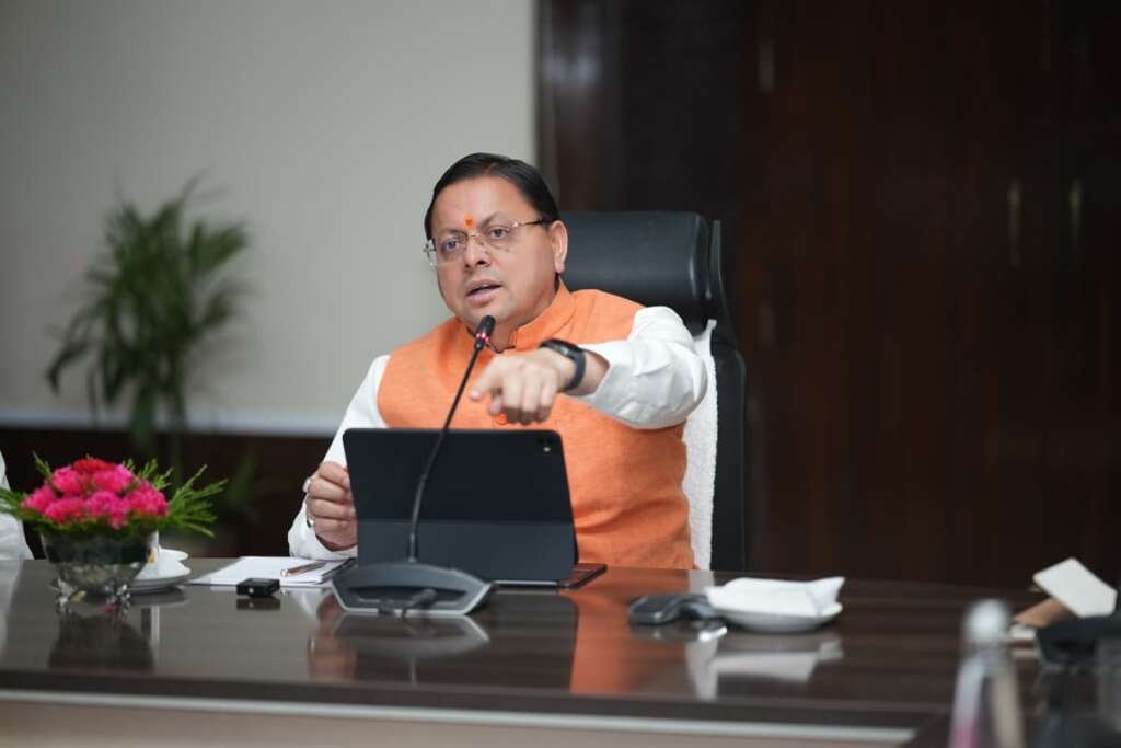 सचिवालय में अधिकारियों के साथ मानसून तैयारियों की समीक्षा करते मुख्यमंत्री पुष्कर सिंह धामी।