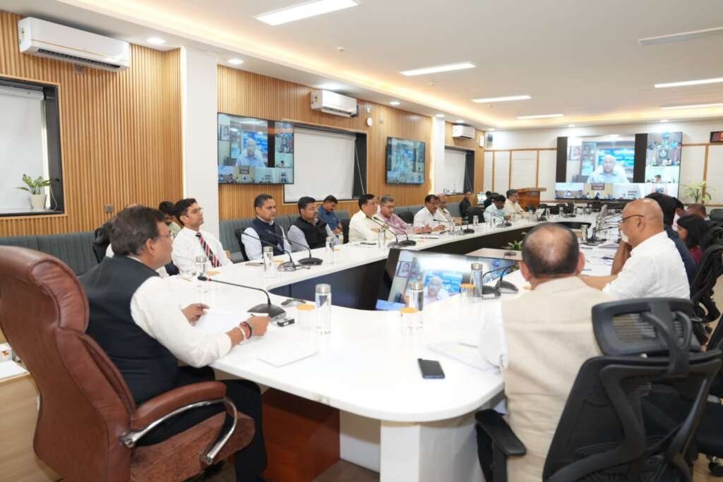 वीसी बैठक में मुख्य सचिव आनंद बर्द्धन