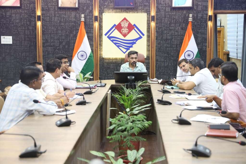 बैठक में अधिकारियों को निर्देश देते डीएम आशीष चौहान।